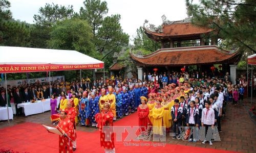 Khai bút đầu Xuân tại Đền thờ Chu Văn An